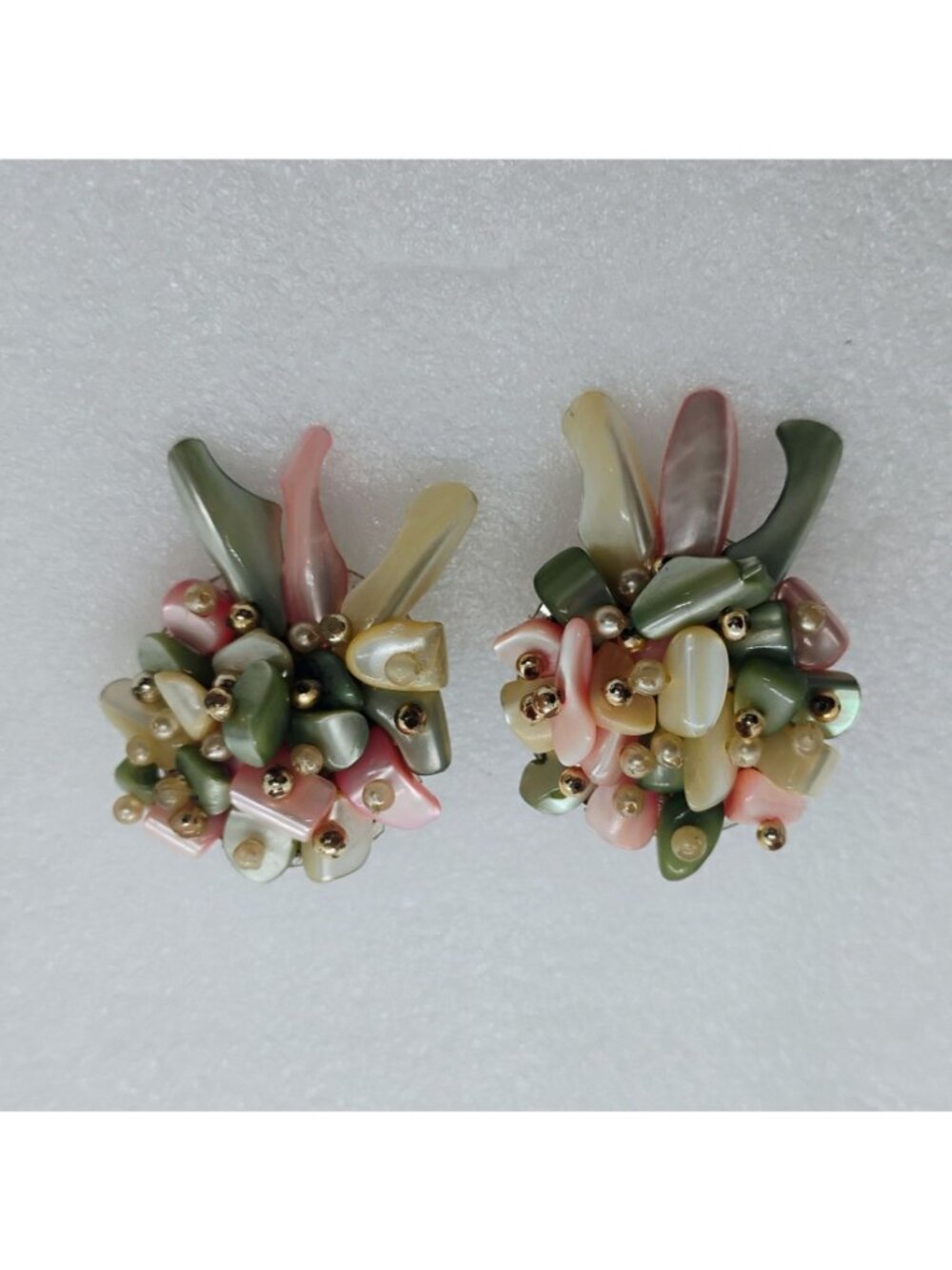 Vtg Mother of Pearl Seashell Shell Cluster Clip-On Earrings Pineapple Design - Picture 2 of 4